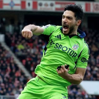 Raúl Jiménez marca doblete en la victoria del Fulham y llega a 13 penaltis consecutivos sin fallar