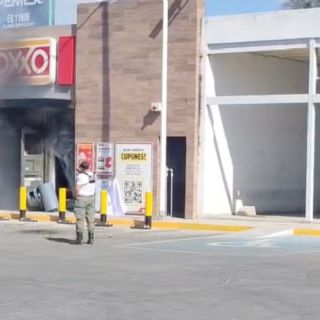Domingo de bloqueos: sujetos queman farmacias y tiendas de conveniencia en Guanajuato