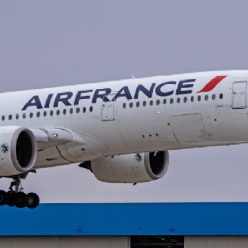 Aterriza avión de Air France a minutos de su despegue por incendio en un motor