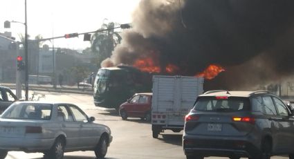 Sujetos queman vehículos y bloquean vialidades en varios puntos de Jalisco tras operativo federal