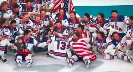 ¡Emotivo! EU gana el oro olímpico en hockey a Canadá y realiza homenaje a integrante del equipo que murió atropelllado por un conductor ebrio