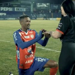 Futbolista le pide matrimonio a su novia al terminar un partido y ella acepta... tres días después anuncia que rompieron