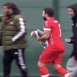 Gaviota cae fulminada tras recibir un balonazo por el despeje de un portero: un jugador le da reanimación cardiopulmonar y le salva la vida