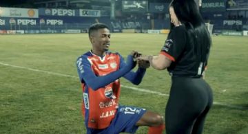 Futbolista le pide matrimonio a su novia al terminar un partido y ella acepta... tres días después anuncia que rompieron