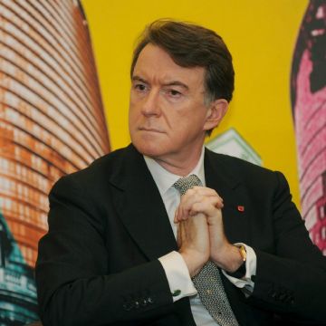 Capturan al exministro británico Peter Mandelson por su relación con Epstein