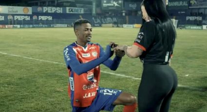 Futbolista le pide matrimonio a su novia al terminar un partido y ella acepta... tres días después anuncia que rompieron