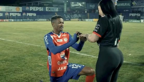 Futbolista le pide matrimonio a su novia al terminar un partido y ella acepta... tres días después anuncia que rompieron