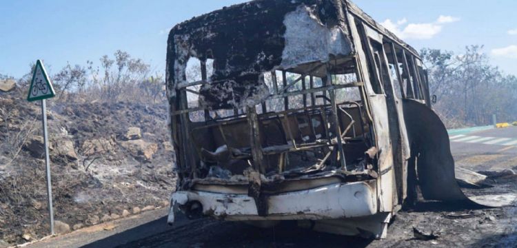 Prevalece el caos con bloqueos viales en Aguililla, tierra natal de "El Mencho"