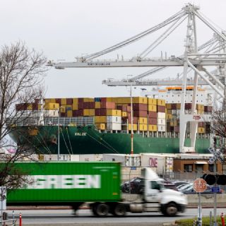 Entran en vigor los aranceles del 10% de EU, a pesar del anuncio de Trump de subirlos a un 15%