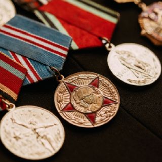 Detienen en Rusia a sujeto que intentó contrabandear más de 450 medallas soviéticas a China