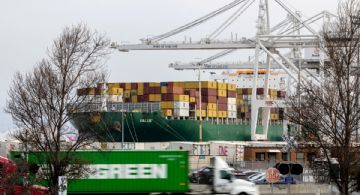 Entran en vigor los aranceles del 10% de EU, a pesar del anuncio de Trump de subirlos a un 15%