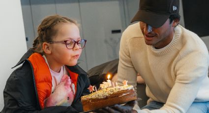 Carlos Sainz, piloto de Williams, convive y celebra el cumpleaños de Thea, la niña que le dio suerte al poner al unicornio ‘Sparkles’ en su casco