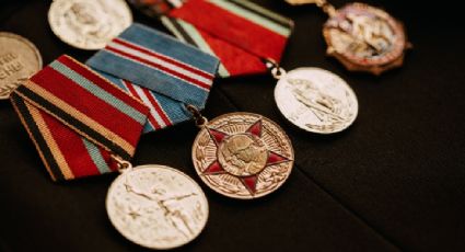 Detienen en Rusia a sujeto que intentó contrabandear más de 450 medallas soviéticas a China