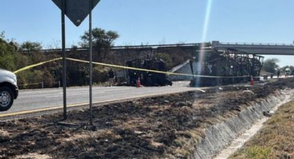 Reportan retrasos de casi cuatro horas en la carretera de Lagos de Moreno a Zapotlanejo por el retiro de un vehículo calcinado