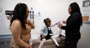 Pediatras en EU hacen evaluaciones de lectura ante el descenso en la tasa de alfabetización infantil