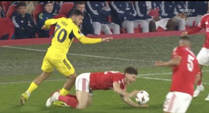 ¡Soportó el dolor! Jugador del Nottingham Forest se rompe un dedo de la mano y sigue jugando más de 40 minutos