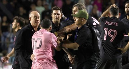 ¡Fuera de control! Aficionados en Puerto Rico invaden la cancha para abrazar a Messi y lo tiran