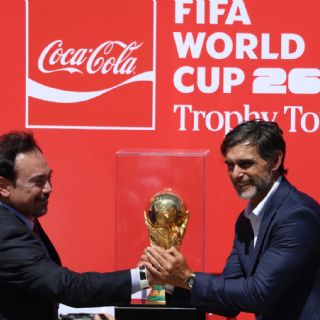 El trofeo de la Copa del Mundo de la FIFA aterriza en el AIFA