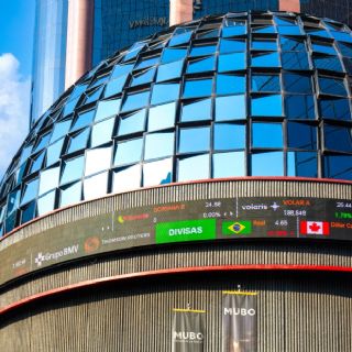 La bolsa suma cuatro meses de ganancias y cierra febrero con alza de 5.6%; el peso retrocede