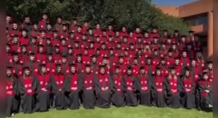 Se desploma tarima durante foto de graduación en la Ibero; cinco alumnos fueron trasladados al hospital