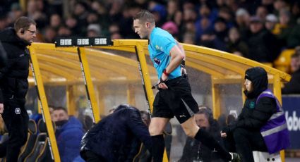 Árbitro del Wolverhampton vs Aston Villa abandona el campo para ir corriendo al baño y la afición le canta: “Se ha cagado, se ha cagado”
