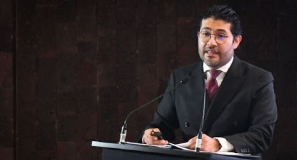 En horario laboral, el secretario del Trabajo deja su oficina para hacer proselitismo entre jóvenes en la Cámara de Diputados