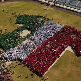 México rompe récord con camiseta de futbol humana más grande del mundo