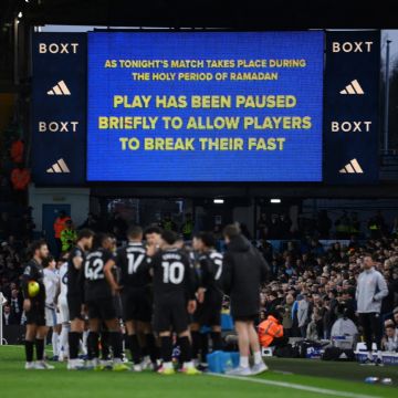 Aficionados del Leeds abuchean pausa para que musulmanes rompan ayuno