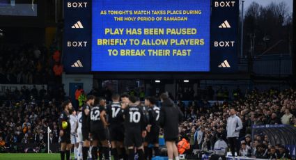 Aficionados del Leeds abuchean durante la pausa para que futbolistas musulmanes rompan el ayuno por el Ramadán
