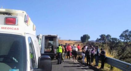 Mueren ocho personas y 24 resultan lesionadas tras volcadura de autobús en Morelos