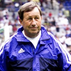 “La mujer está hecha para dar a luz... el futbol no es para pelvis anchas”: entrenador veterano desata polémica con sus declaraciones