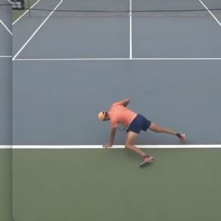 Tenista causa asombro por sus extraños movimientos durante un partido y su video se vuelve viral; ap