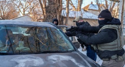 Agentes del ICE apuntan con sus armas y arrestan a activistas que los seguían en Minneapolis