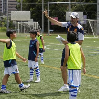 Políticos en España plantean quitar hegemonía del futbol en las escuelas