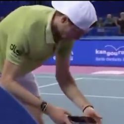 Descarado: el tenista Ugo Humbert es acusado de amaño por revisar su teléfono en pleno partido y después perder todos los puntos y el encuentro
