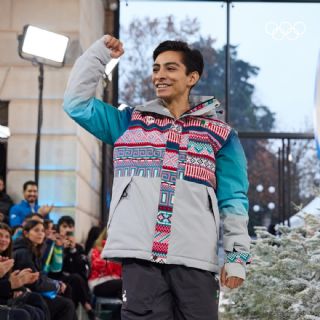 Donovan Carrillo desfila con uniforme de México en Muestra de Moda en Milán