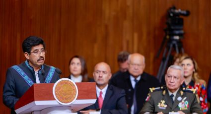 En plena calle, captan a dos empleados limpiando los zapatos del ministro presidente Hugo Aguilar