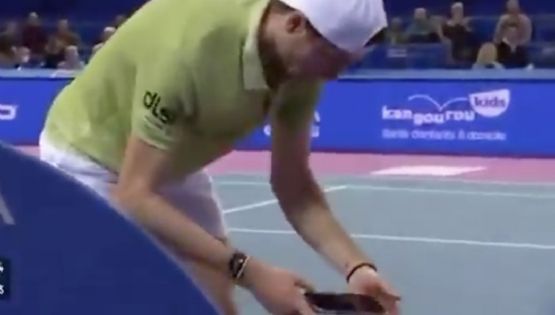 Descarado: el tenista Ugo Humbert es acusado de amaño por revisar su teléfono en pleno partido y después perder todos los puntos y el encuentro