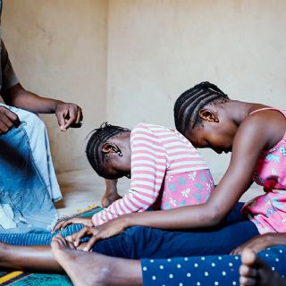 La falta de fondos pone en peligro a millones de niñas afectadas por la mutilación genital.