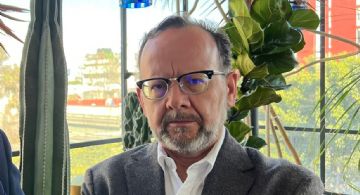 Exhiben a conductor de SinEmbargo como socio en empresa de la fundación que desalojo un refugio