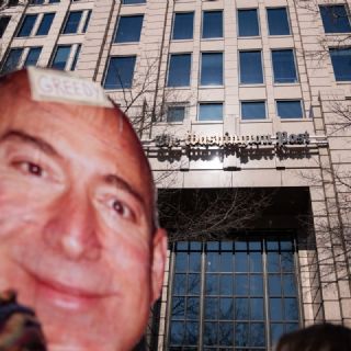 "Bezos está apagando las luces": despidos en el Washington Post y temores del ocaso del periodismo