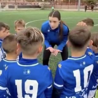Entrenadora de futbol infantil es elogiada por su pasión para entrenar a los niños
