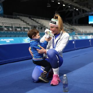 Francesca Lollobrigida gana oro olímpico y corre a abrazar a su hijo