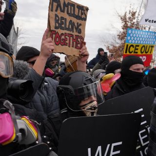 Detienen a manifestantes en Minneapolis durante protesta por muertes a manos de agentes migratorios