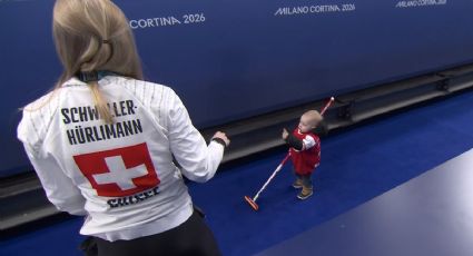 ¡Ternura olímpica! Bebé se vuelve viral tras imitar con una escoba de curling a sus padres en Milano-Cortina