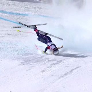 Lindsey Vonn sufre dura caída tras competir con los ligamentos rotos y es rescatada en helicóptero