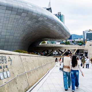 Partido expulsa a un alcalde de Corea del Sur por proponer la "importación" de mujeres