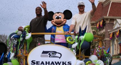 El MVP Kenneth Walker III y el quarterback Sam Darnold disfrutan Disneyland tras ganar el Super Bowl LX con los Seahawks
