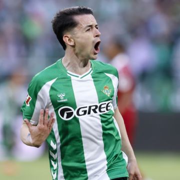 El mexicano Álvaro Fidalgo marca su primer gol con el Betis en el derbi de Sevilla