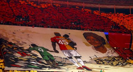 Victor Osimhen, delantero del Galatasaray, llora al ver la manta gigante dedicada a su madre en la Champions: “La familia lo es todo”